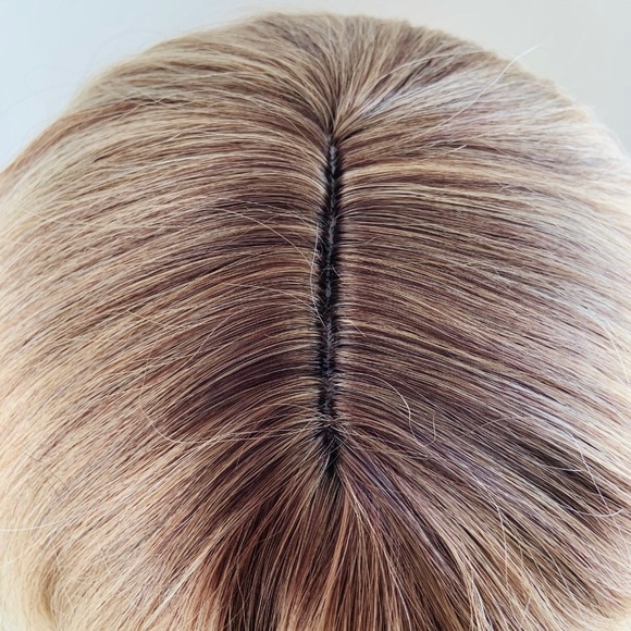 A Pretty “Put On & Go” Ombre Blonde Synthetic Wig w Bangs 💛 - Picture 2 of 4